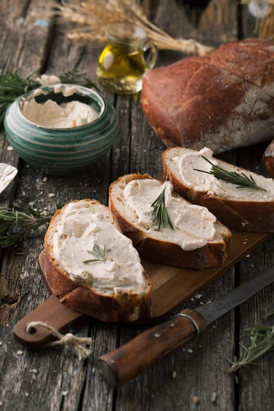 Pão Ciabatta com pasta de queijo e alecrim — Fotografia de Stock