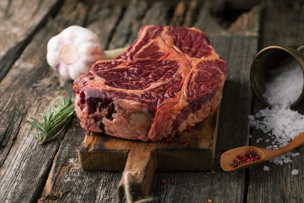 Viande fraîche crue Ribeye Steak au poivre et sel — Photo