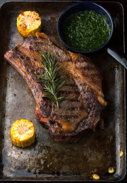 GRILOVANÝ Steak Ribeye Black Angus s rozmarýnem a kukuřice na železo — Stock fotografie