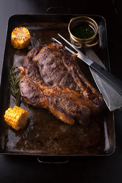 GRILOVANÝ Steak Ribeye Black Angus s rozmarýnem, koření a sůl — Stock fotografie