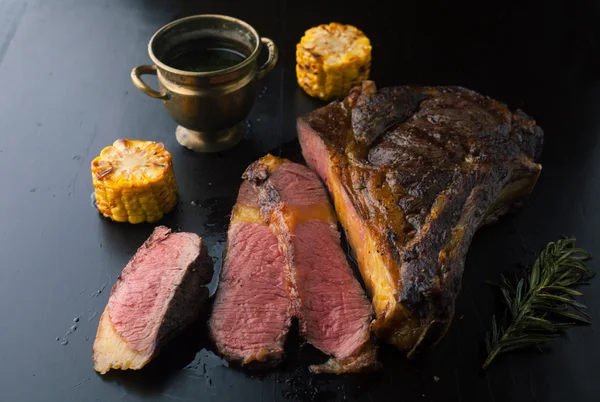 Côtelette de steak Angus noir grillée moyenne tranchée rare — Photo