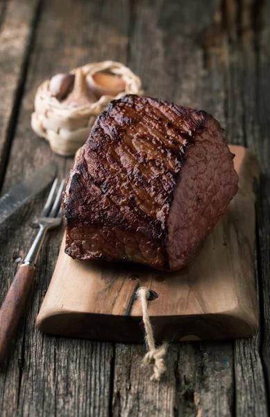 Carne di manzo alla griglia con spezie e aglio — Foto Stock