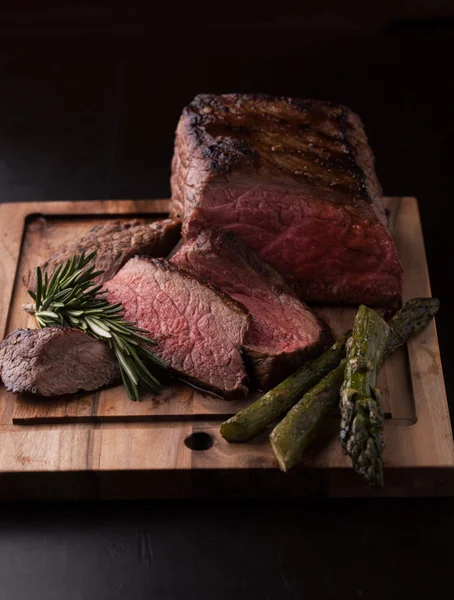 Orta az pişmiş ızgara sığır eti biftek dilimlenmiş — Stok fotoğraf