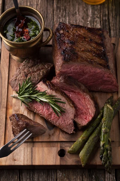 Middelgrote zeldzame gegrilde biefstuk gesneden — Stockfoto
