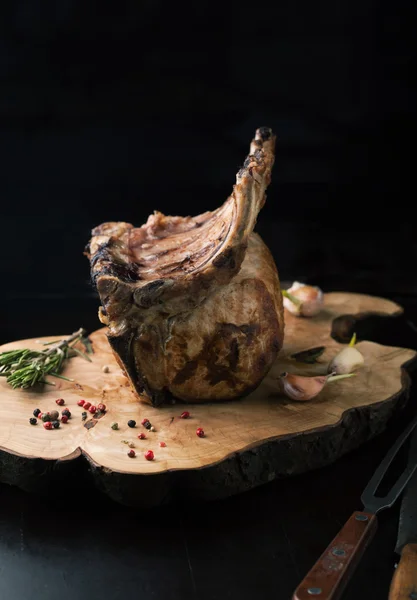 Costoletta di maiale alla griglia con spezie, rosmarino — Foto Stock