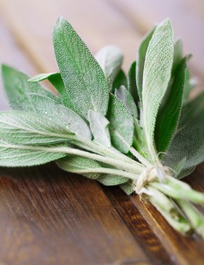 Ahşap bir masa üzerinde adaçayı