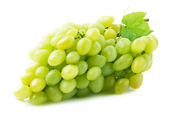 Färska gröna druvor med blad. — Stockfoto