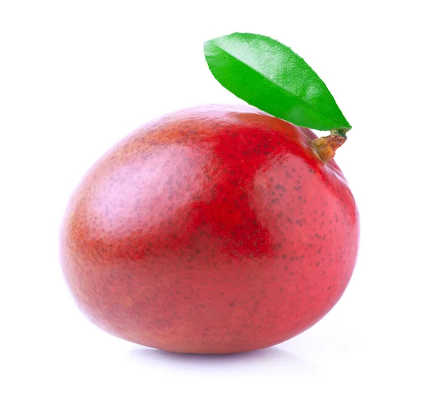 Rijpe mango geïsoleerd op wit. — Stockfoto