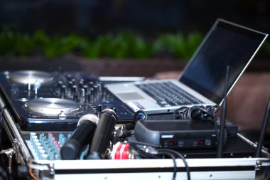 DJ kabini, mikrofon.