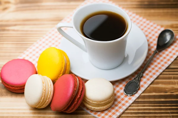 Cup of coffee and makaroons. — Stock Photo, Image