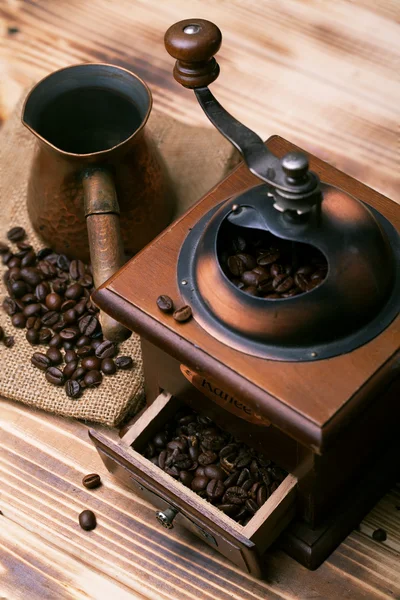 Kaffeebohnen und Kaffeemühle. — Stockfoto