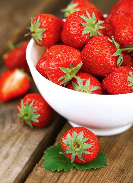 Verse aardbeien op tafel. — Stockfoto