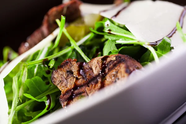 Salade met rucola en vlees. — Stockfoto