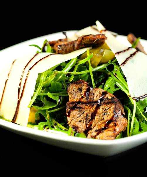 Salat mit Rucola und Fleisch. — Stockfoto