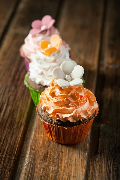 Chocolate muffin with cream. — Stock Photo, Image