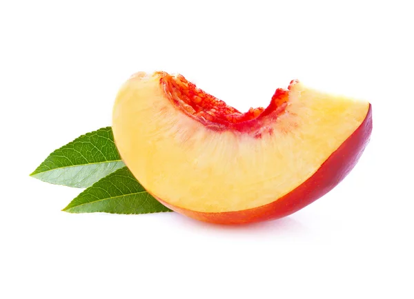 Slice of peach with leaf isolated. — Stock Photo, Image