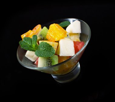 Bir siyah meyve salatası.