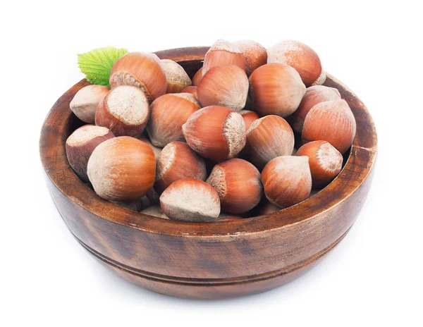 Орешки в деревянной тарелке . — стоковое фото
