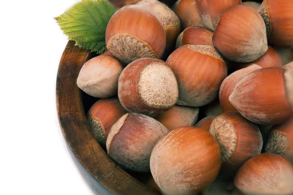 Орешки в деревянной тарелке . — стоковое фото