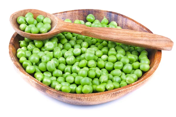 Green peas in a wooden plate. — Stock Photo, Image