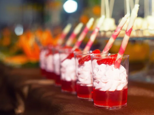 Jelly with strawberries and cream. — Stock Photo, Image