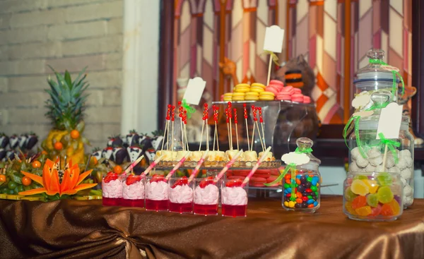Candy bar with fruit, biscuits. — Stock Photo, Image