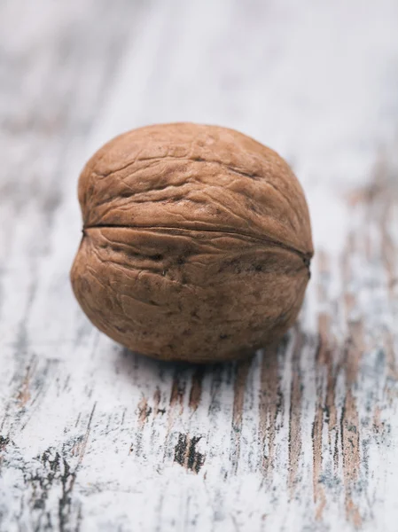 Walnüsse auf einem Holz. — Stockfoto