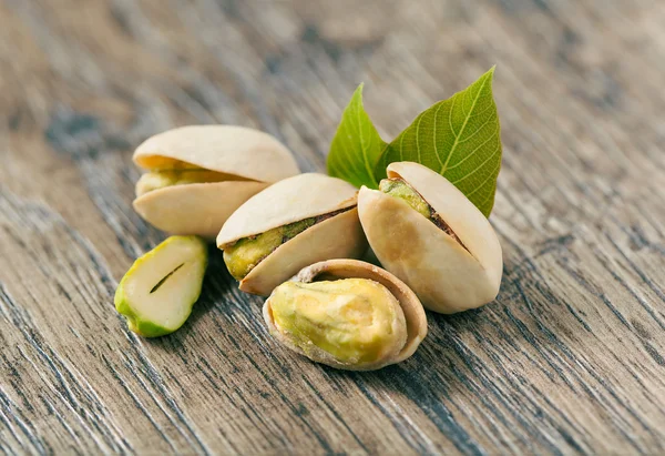 Pistachios on a wooden table. — Stock Photo, Image