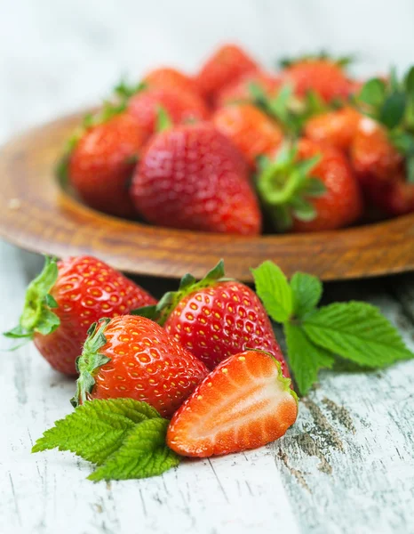 Aardbeien op een houten. — Stockfoto