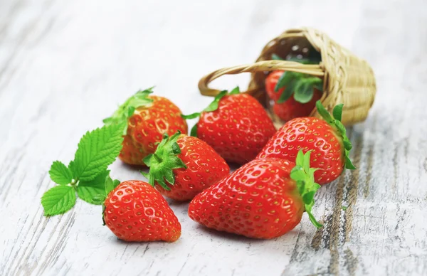 Verse rijpe aardbeien op een houten — Stockfoto