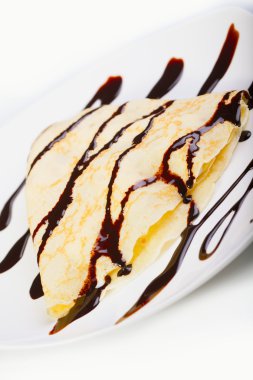 Krep üzerine beyaz izole çikolata ile.