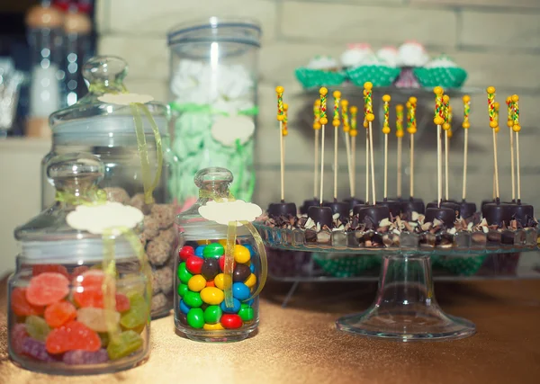 Barra de caramelo con galletas y chocolates . — Foto de Stock