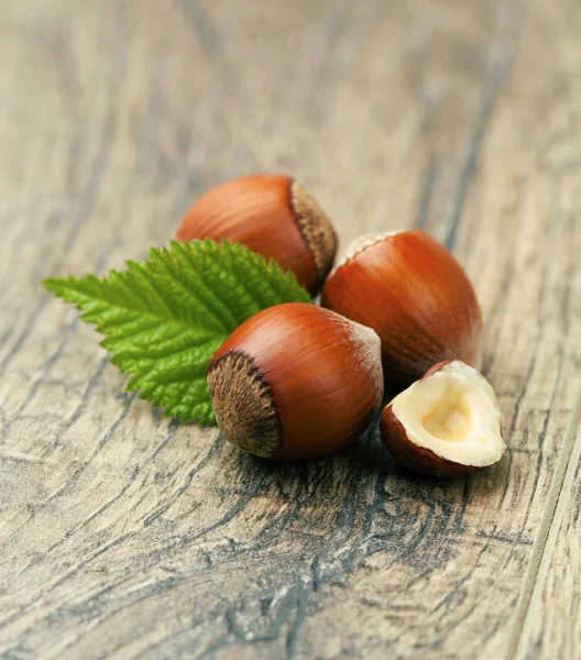 Haselnüsse auf einem Holztisch. — Stockfoto