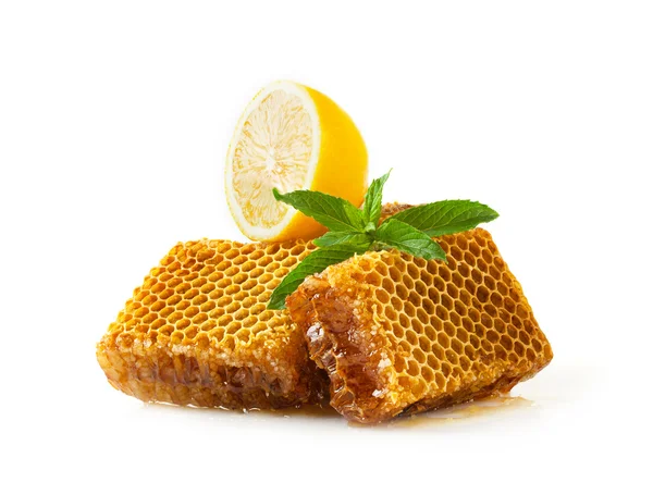 Honeycomb och citron med mint kvist. — Stockfoto