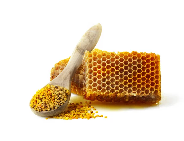 Honingraat en een lepel met stuifmeel. — Stockfoto