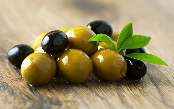 Olives  on a wooden background. — Stock Photo, Image