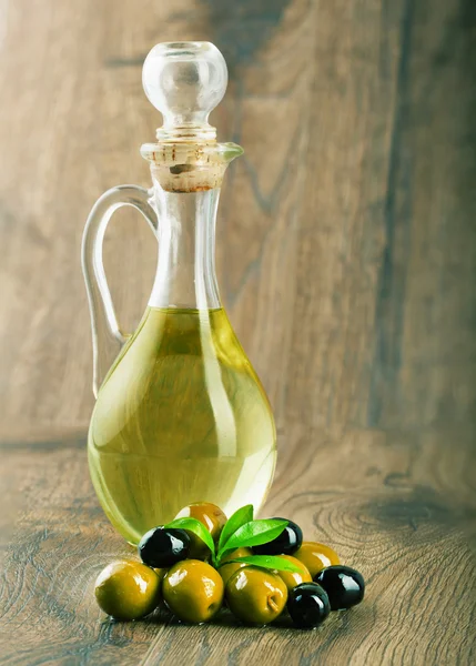 Bottle with olive oil and olives. — Stock Photo, Image