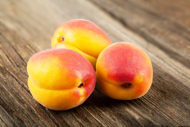 Bir tahta üzerinde olgun kayısı