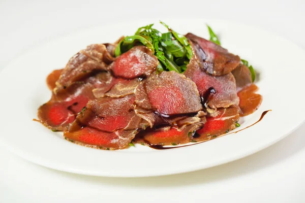 Rindfleisch-Carpaccio mit Rucola und Parmesan — Stockfoto