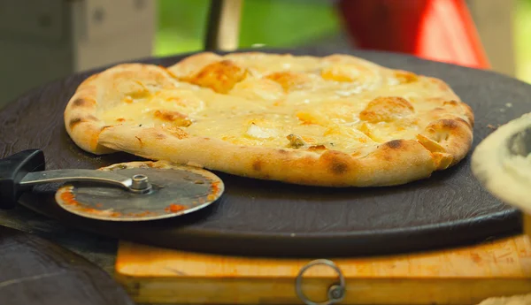 Pizza ahşap plaka — Stok fotoğraf