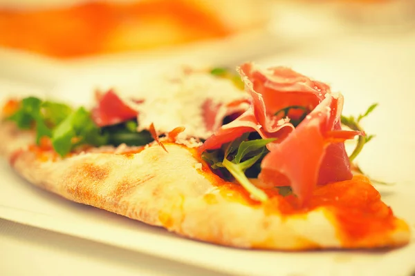 Prosciutto ile pizza — Stok fotoğraf