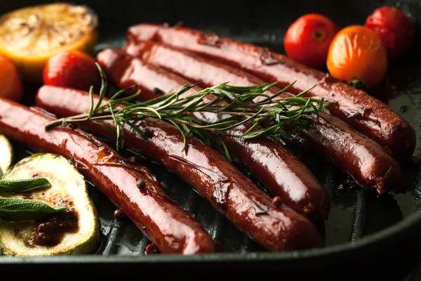 Salsicce alla griglia con verdure, rosmarino e spezie — Foto Stock