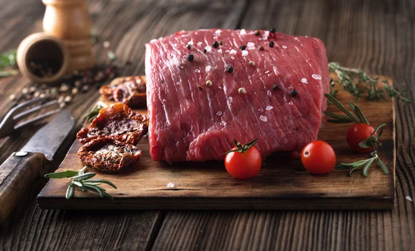 Carne crua com sal e pimenta — Fotografia de Stock