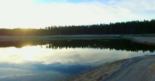 Vol lent aérien près du lac en 4K 