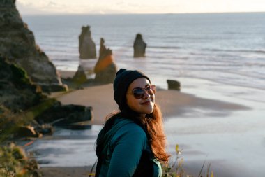 Güzel deniz manzarasında kameraya bakan bir kadın..