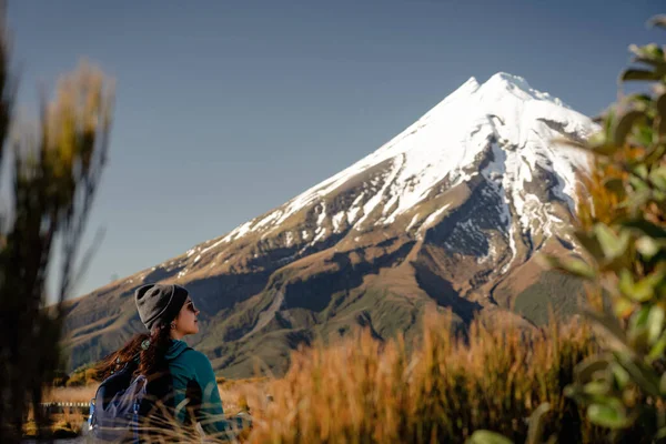 Mujer Mirando Monte Taranaki Con Pico Nevado Parque Nacional Egmont — Foto de Stock