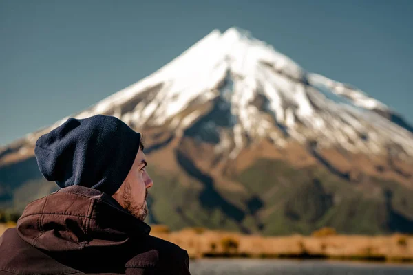 年轻男子轮廓与雪峰后面壮观的景色 复制空间 — 图库照片