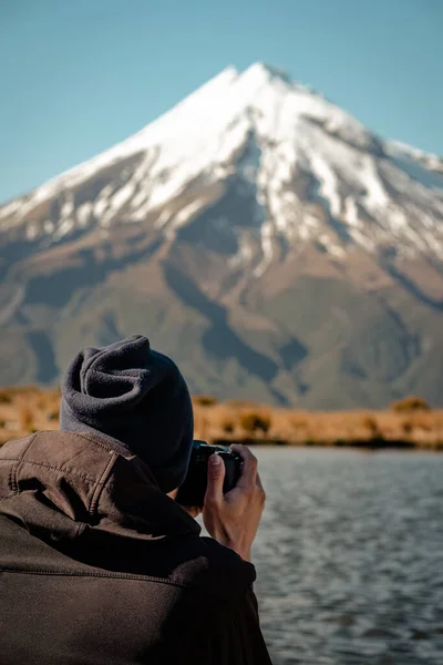 Hombre Tomando Fotos Con Cámara Monte Taranaki Fotografía Vertical — Foto de Stock