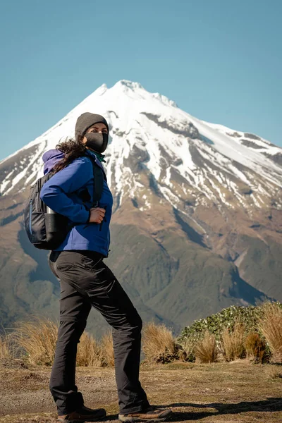Турист Масці Під Час Походу Гору Таранакі Нова Зеландія — стокове фото