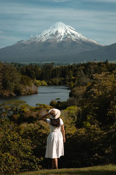 Joven Dama Vestido Sombrero Mirando Monte Taranaki Sobre Maravilloso Lago — Foto de Stock